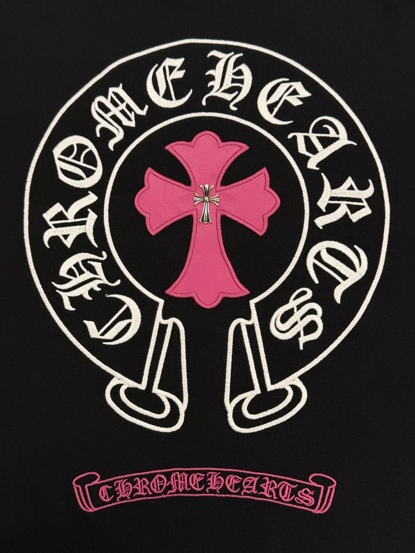 P170 [High Quality] Chrome hearts T-shirt short sleeve. The new model is embroidered with leather horseshoe logo on the front and back, and the back panel is designed with leather ten-rivet embroidery. High-end custom-made 32-count 285-gram fabric. Soft to the touch. Comfortable to wear. Exquisite stitching. Fine workmanship. The upper body effect is incomparably handsome! Same style for men and women Color: Black White Size: S to xL Size chart S: Shoulder width 51 - Bust 55 - Clothing length 70 M: Shoulder width 53 - Bust 57 - Clothing length 72 L: Shoulder width 55 - Bust 59 - Clothing length 74 XL: Shoulder width 57 - Bust 61 - Clothing length 76